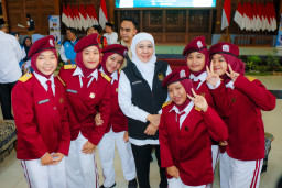 Sedang Rumuskan Aturan, Gubernur Khofifah Siap Dukung Aturan Pembatasan Penggunaan Medsos oleh Anak