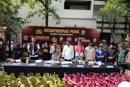 Sempat Langka, Polisi Tangkap Pengoplos LPG 3 Kg di Tulungagung
