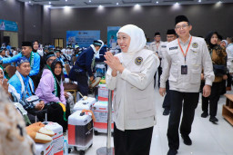 Gubernur Khofifah Lepas Kloter Pertama Jemaah Haji Embarkasi Surabaya