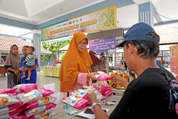 Pemkot Surabaya Gelar GPM di Lidah Wetan, Sediakan Beras-Minyak di Bawah Harga Pasar