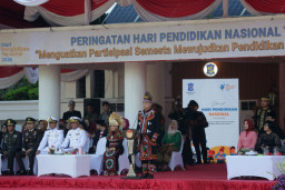 Baca juga : Pimpin Upacara Hardiknas 2026, Wali Kota Eri Tekankan Pendidikan sebagai Kunci Bangsa Maju