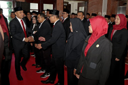 Wali Kota Surabaya Lantik 57 Pejabat Pemkot Surabaya, Targetkan Evaluasi Setiap 6 Bulan