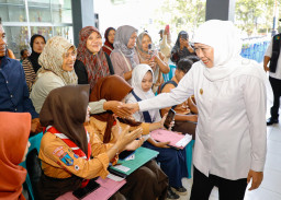 Gubernur Khofifah Ingatkan Peserta Lolos SPMB Jatim Segera Daftar Ulang