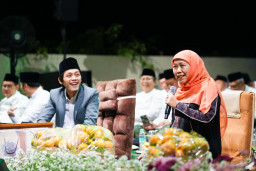 Gubernur Khofifah Bersama Ribuan Masyarakat Khusyuk Bersholawat Bareng Gus Iqdam