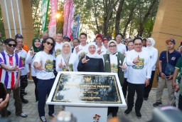 Gubernur Khofifah Bersama Kaka Slank dan Bupati Lindra ‘Nandur’ Cemara Udang di Festival Mangrove