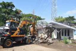 Enam Bangli Ditertibkan, Pemkot Surabaya Amankan Aset 1.800 Meter Persegi di TPU Keputih