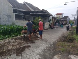 Mantab Slogan Kerja Bakti "Lek Gak Awak Dewe, Sopo Maneh Seng Ngresiki Kampunge Dewe"