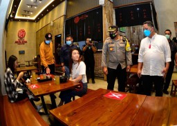 Polutik dan Pemerintahan Hari Pertama Pemberlakuan PPKM, Plt Wali Kota Surabaya Sidak Mall dan Restoran