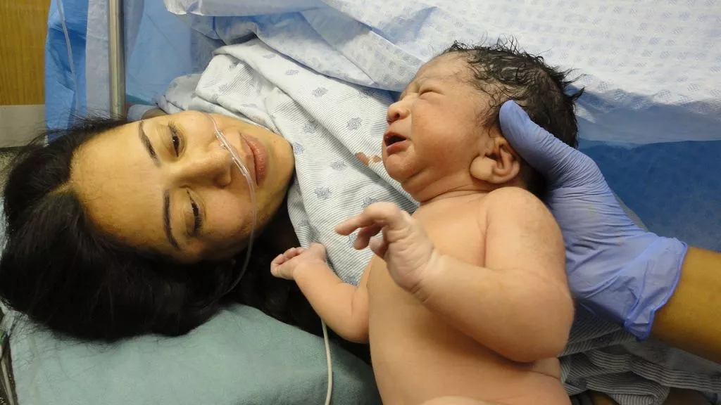 Dedeh Tiba-tiba Melahirkan Bayi Saat Hendak Buang air, "Saya Enggak Hamil"