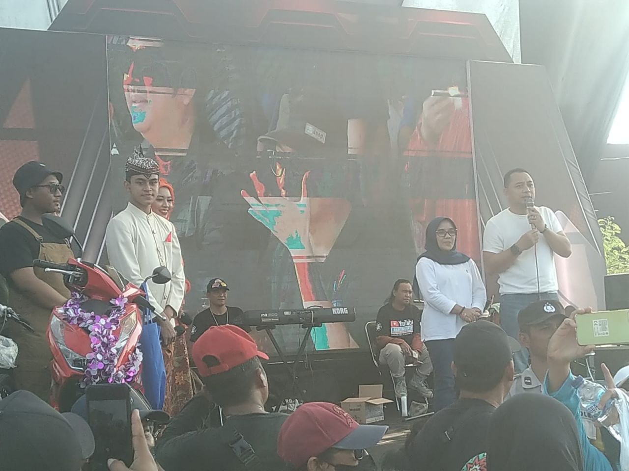 Surabaya Warga Medokan Ayu Jalan Sehat Dilepas Walikota Surabaya
