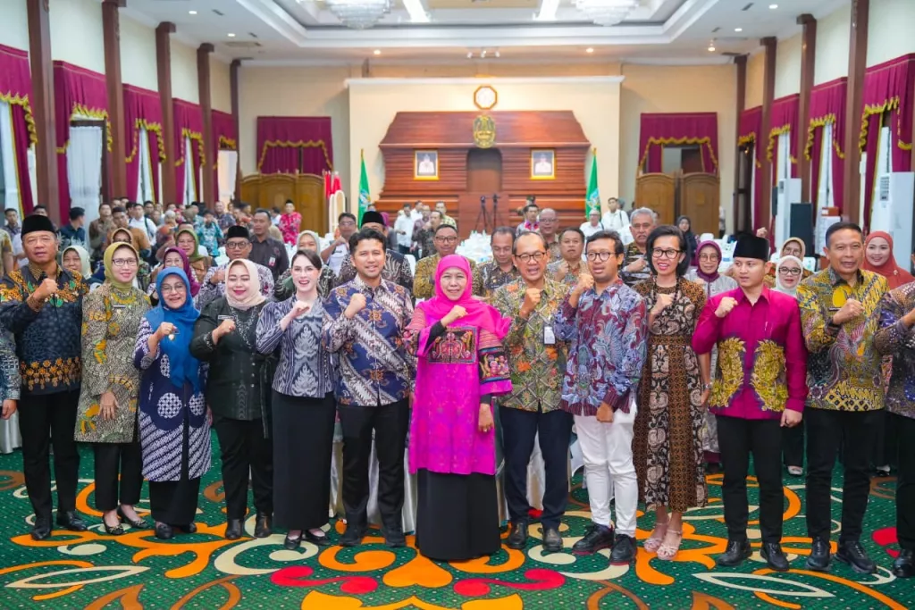 Gelar Diskusi Publik Bersama Kepala Daerah se-Jatim, Khofifah Ajak Mitigasi Sosial Ekonomi Dampak Perang