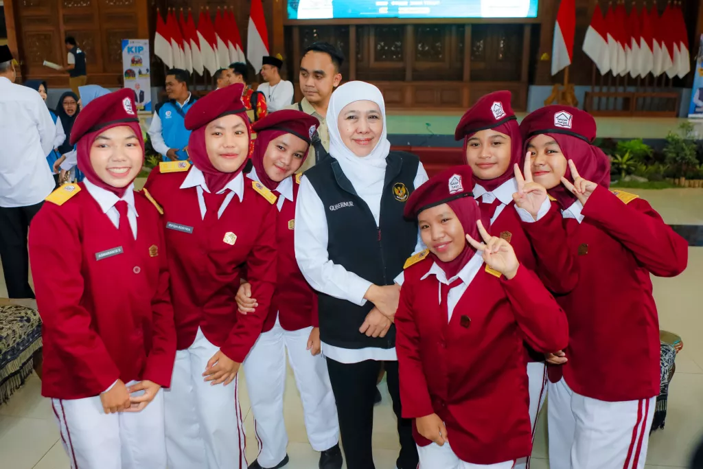 Sedang Rumuskan Aturan, Gubernur Khofifah Siap Dukung Aturan Pembatasan Penggunaan Medsos oleh Anak