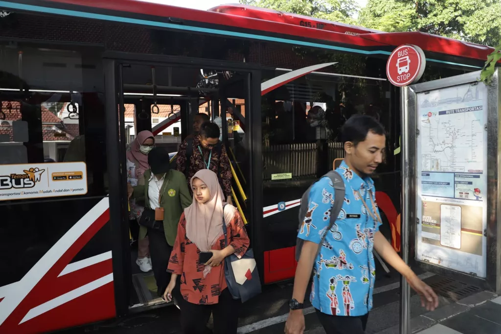 Pemkot Surabaya Evaluasi WFH, Dorong ASN Hemat Energi dan Beralih ke Transportasi Umum serta Kendaraan Listrik
