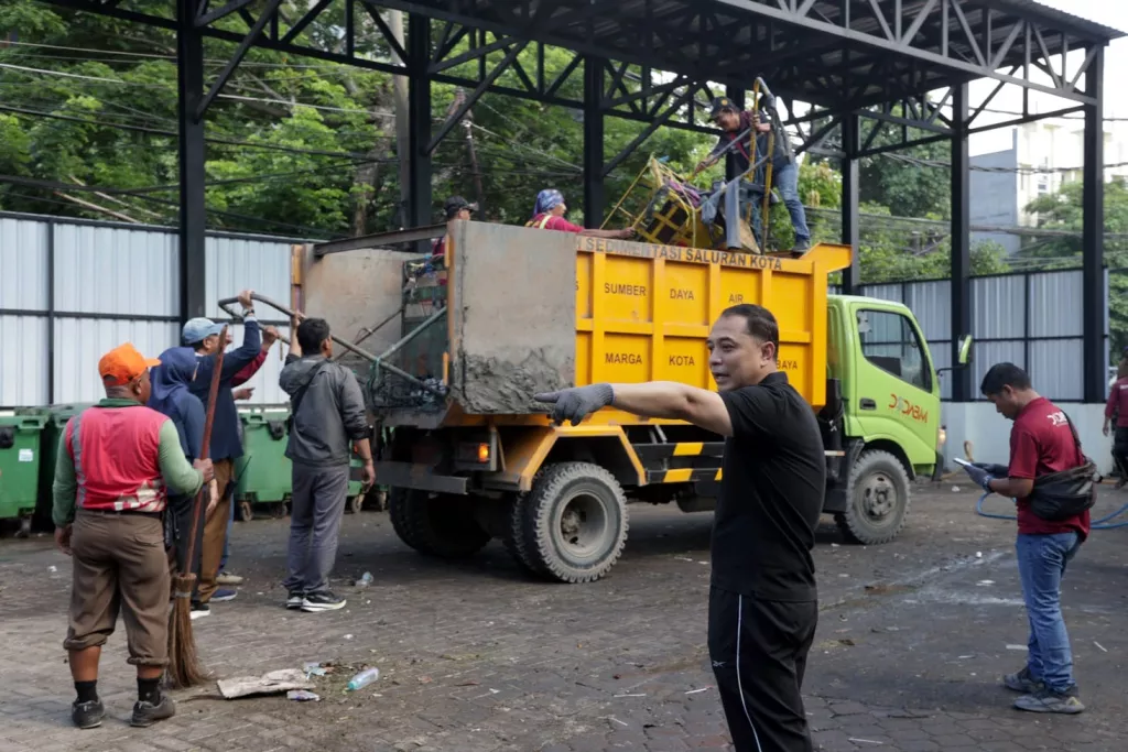 Baca juga : Wali Kota Eri Cahyadi Sidak TPS: Tegaskan SOP Baru, Sampah Kasur Hingga Truk Liar Bakal Disanksi