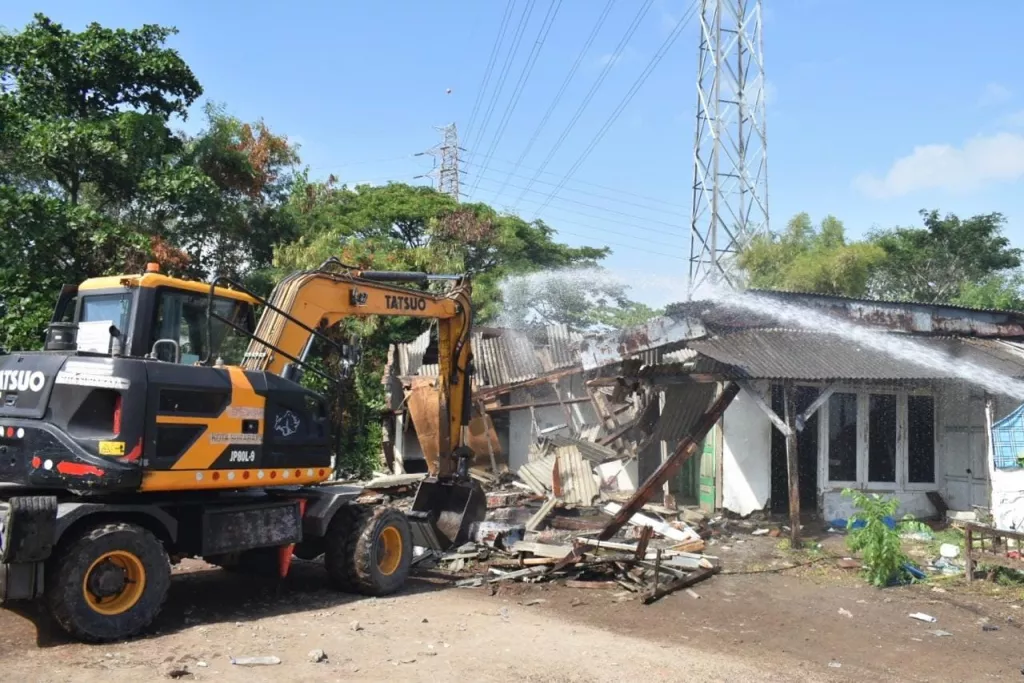 Enam Bangli Ditertibkan, Pemkot Surabaya Amankan Aset 1.800 Meter Persegi di TPU Keputih