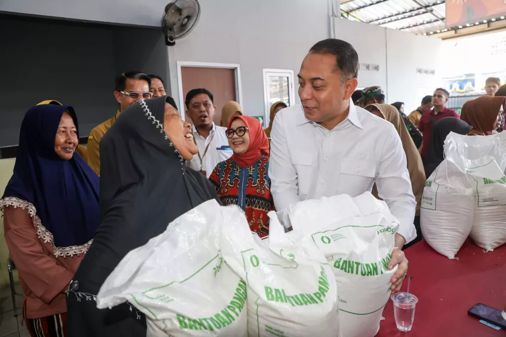Bikin Salut! Karang Taruna Bantu Salurkan Beras Bapanas, Wali Kota Eri: “Iki Loh Anak Mudanya Surabaya”
