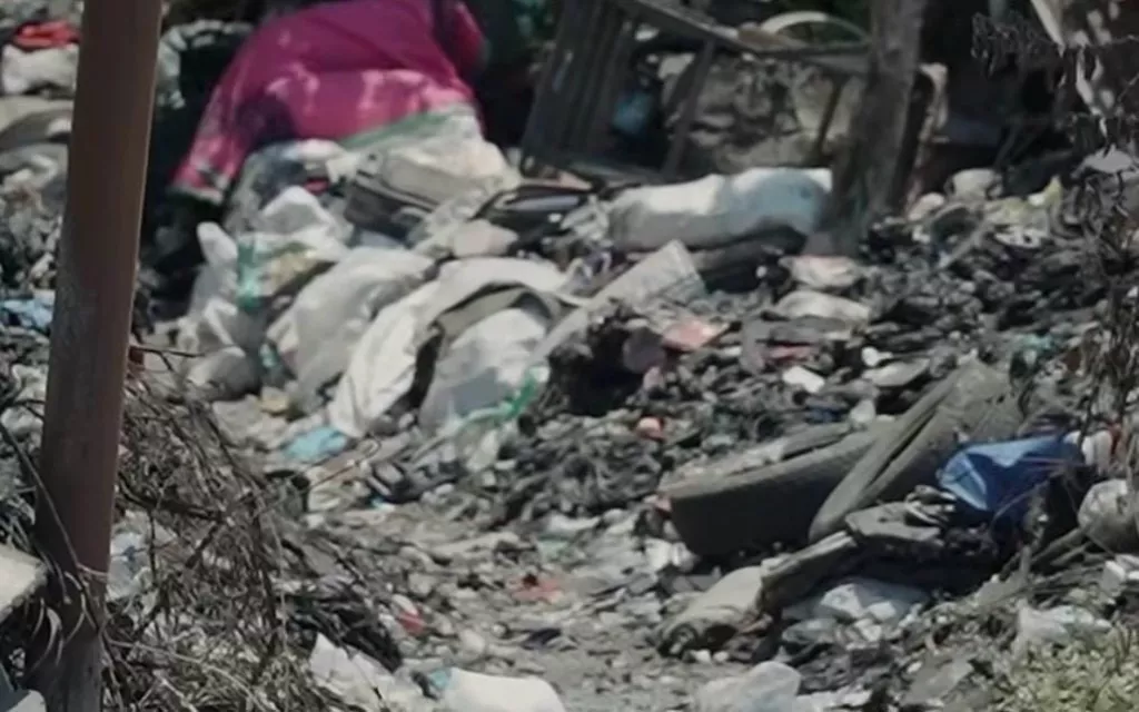 Respon Keluhan Warga, Pemkot Surabaya dan PT KAI Daop 8 Bersihkan Gunungan Sampah Liar dibelakang Pasar Turi