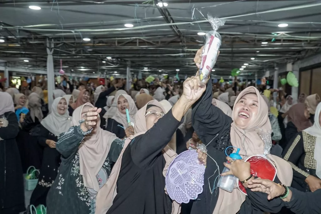 Ribuan Ibu PKK Surabaya Peringati Maulid Nabi dengan Tradisi Brayakan