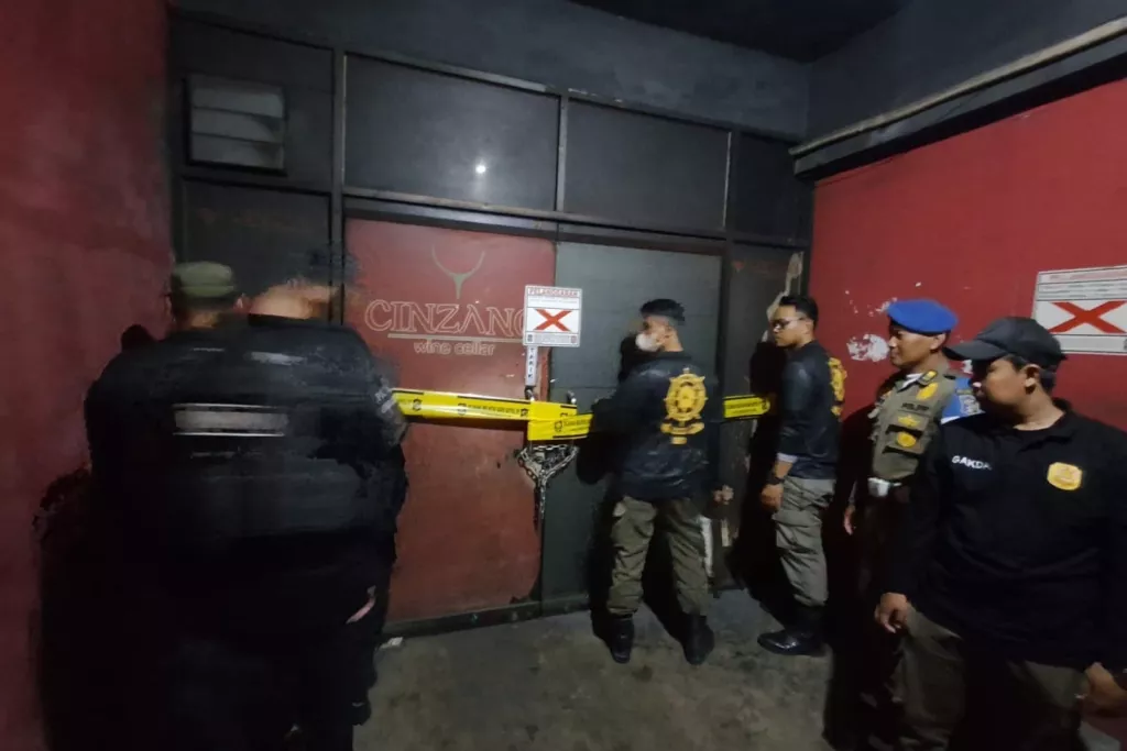 Satpol PP Surabaya Segel Toko Miras yang Langgar Ketentuan Perizinan