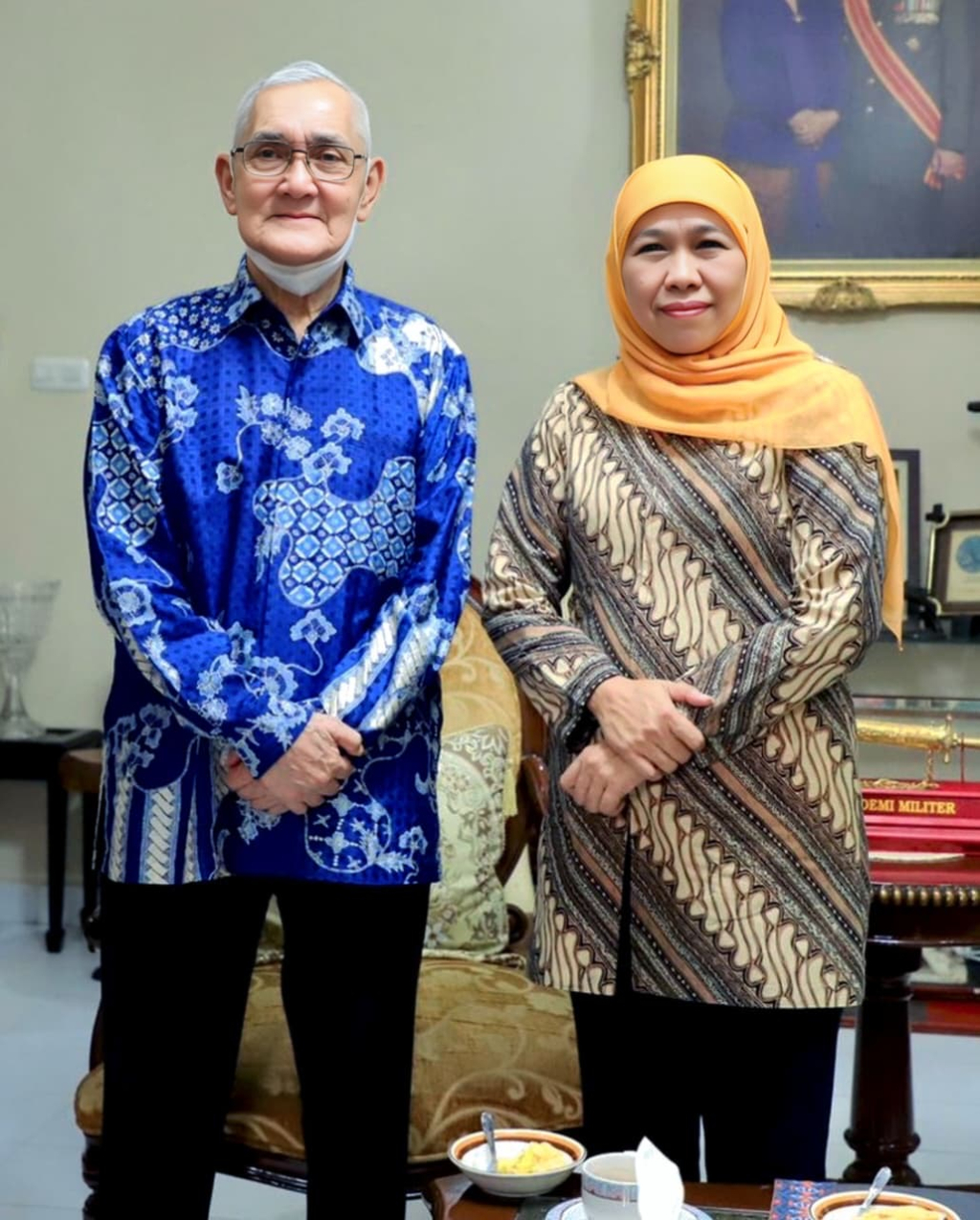 Gubernur Jatim Khofifah dan mendiang Try Sutrisno semasa hidup. (Istimewa)