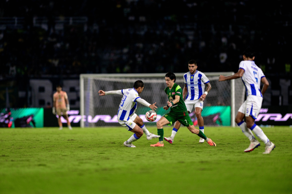 Francisco Rivera diapit dua pemain Persib Bandung. (Media Official)