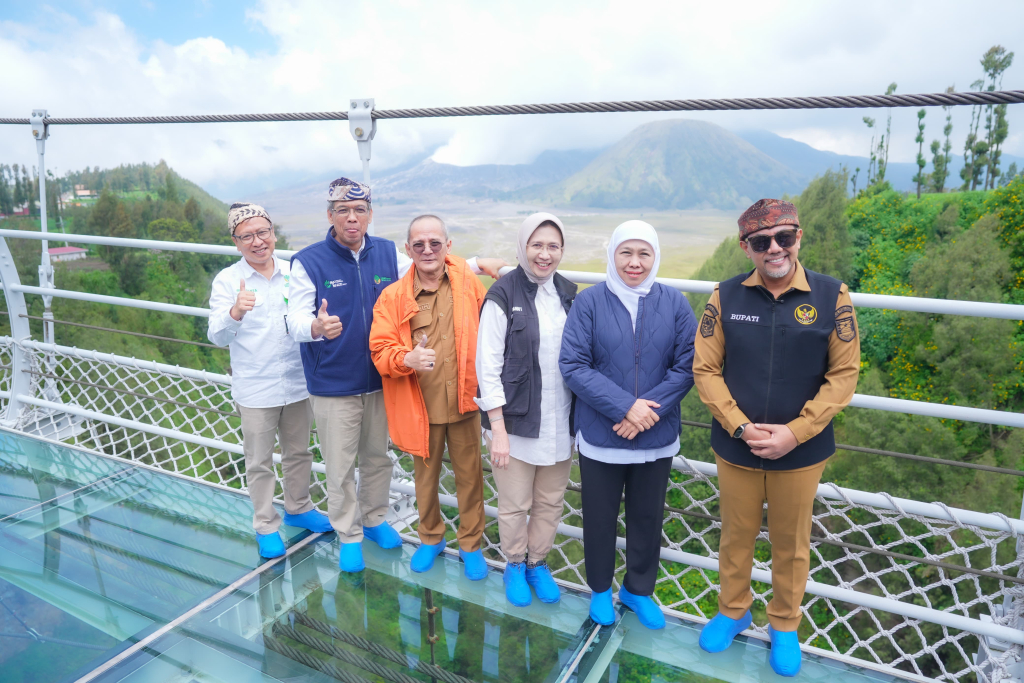 Gubernur Jatim, Khofifah saat mengunjungi Gunung Bromo