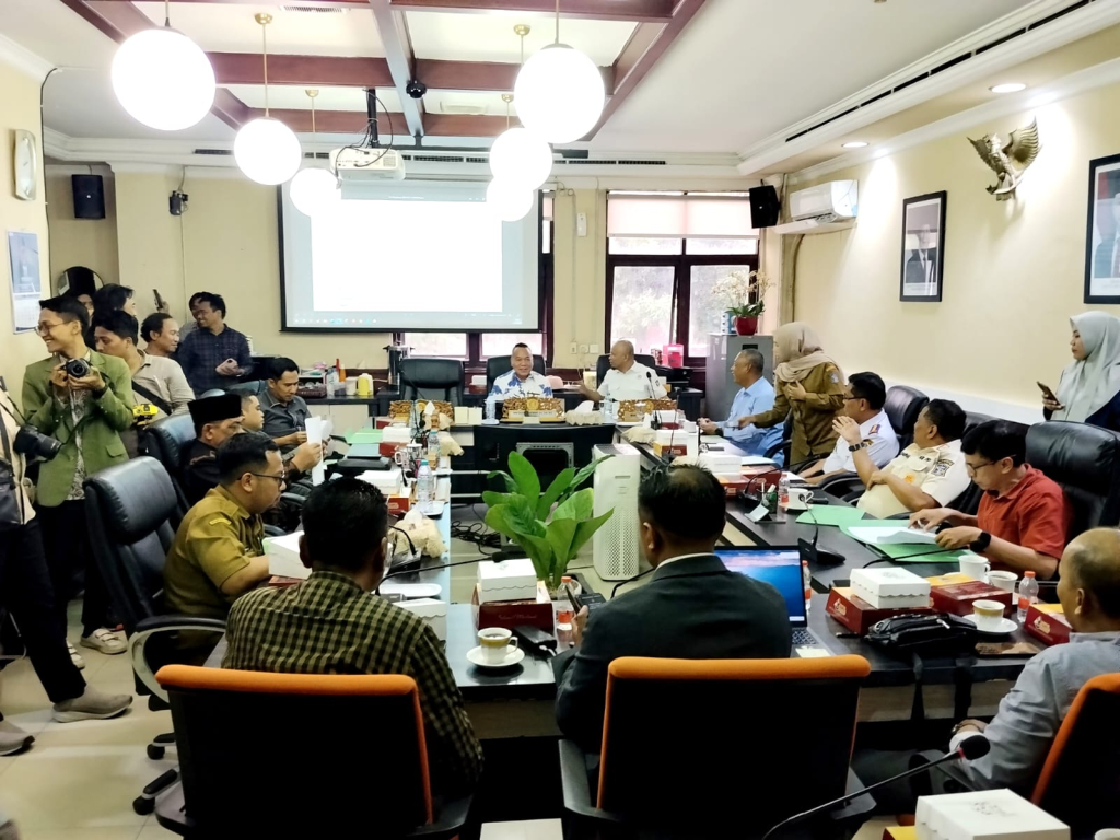 Rapat hearing di Komisi A DPRD Surabaya
