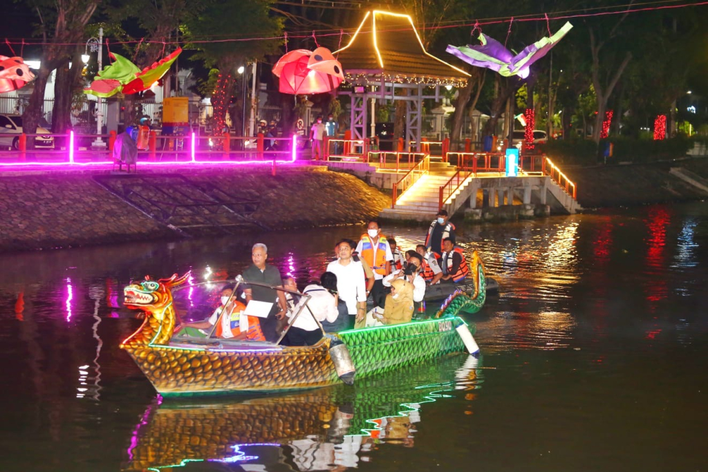 Wisata perahu malam di Sungai Kalimas