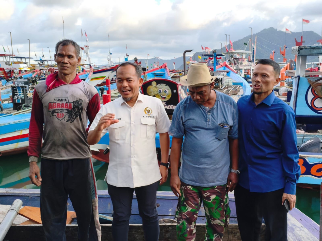 Aleg DPR RI Riyono Caping (baju putih) saat meninjau nelayan