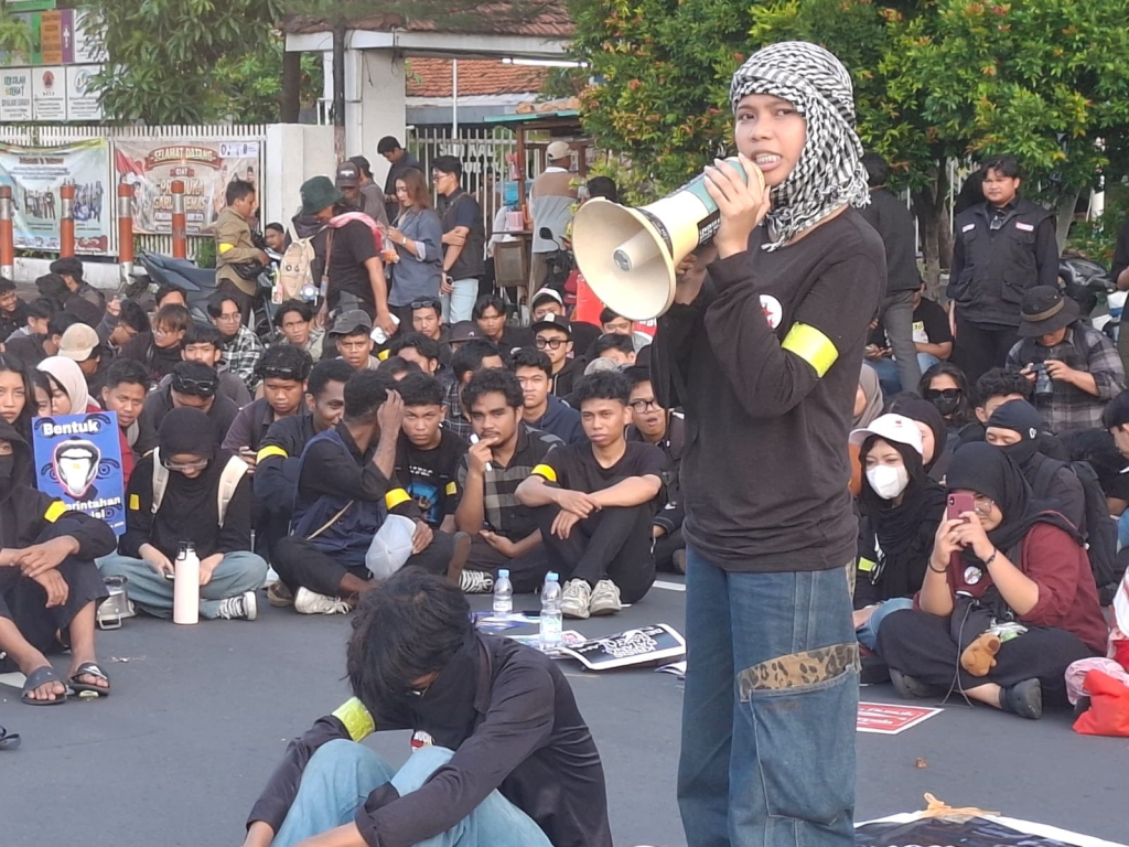 Demo di depan Gedung Negara Grahadi