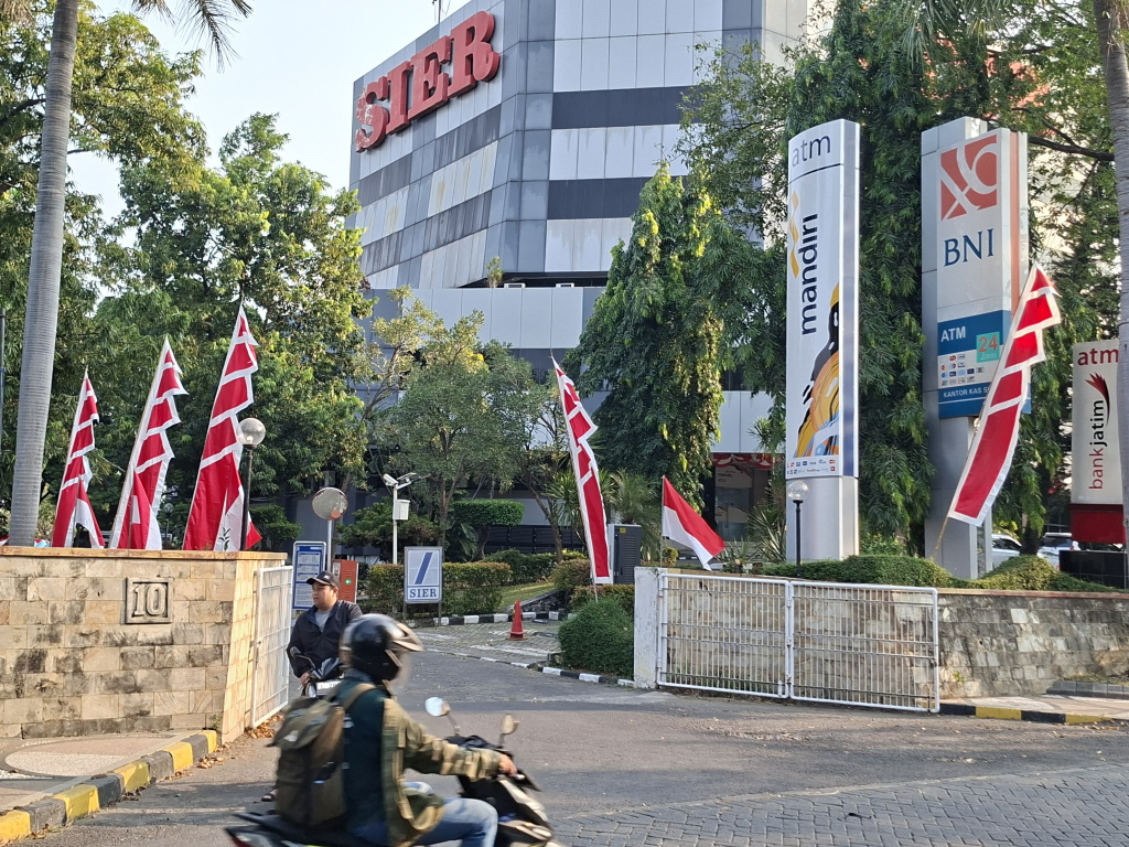 Pemasangan bendera di kawasan SIER