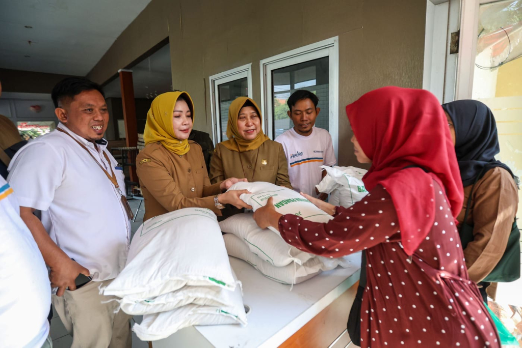 Penyaluran bantuan beras