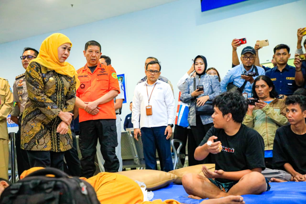 Gubernur Jatim Khofifah saat meninjau korban
