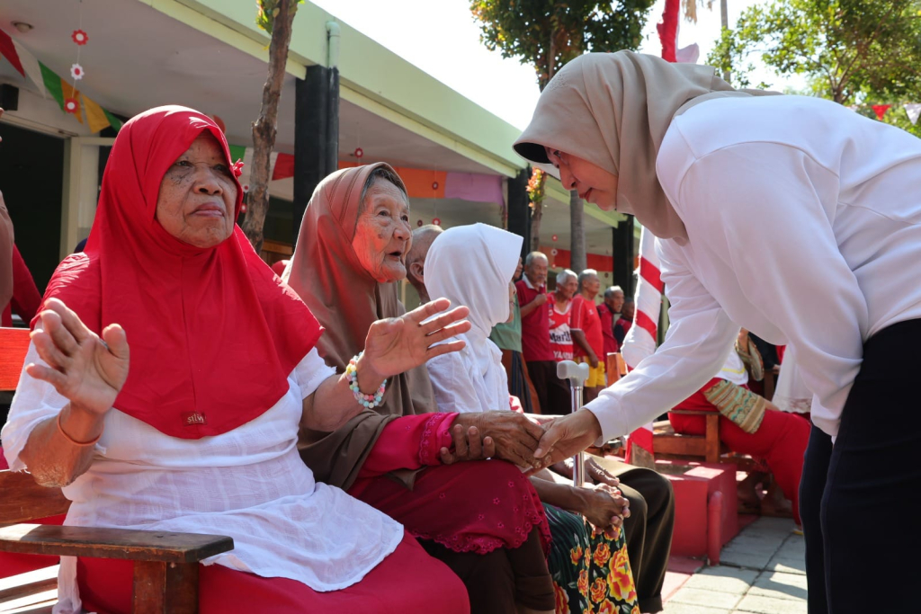 Para lansia antusias mengikuti lomba